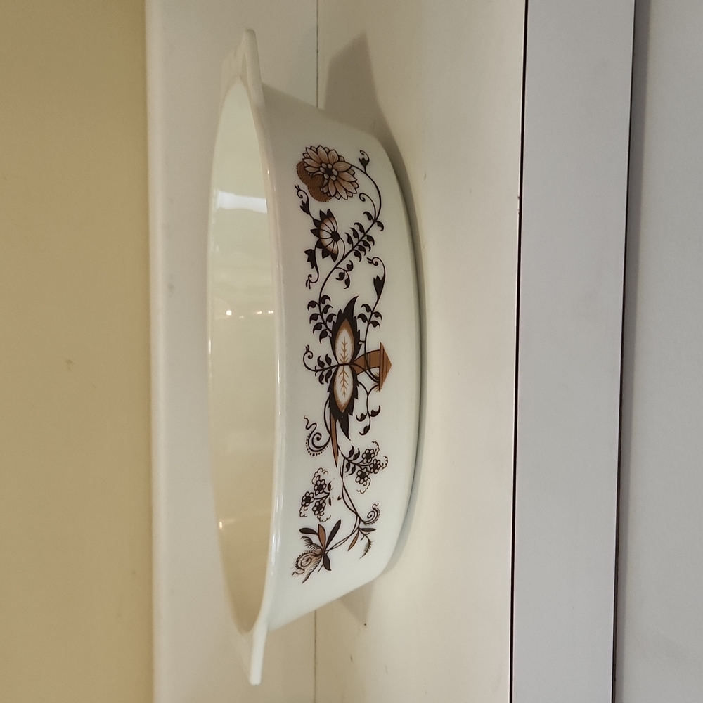 Pyrex casserole dish